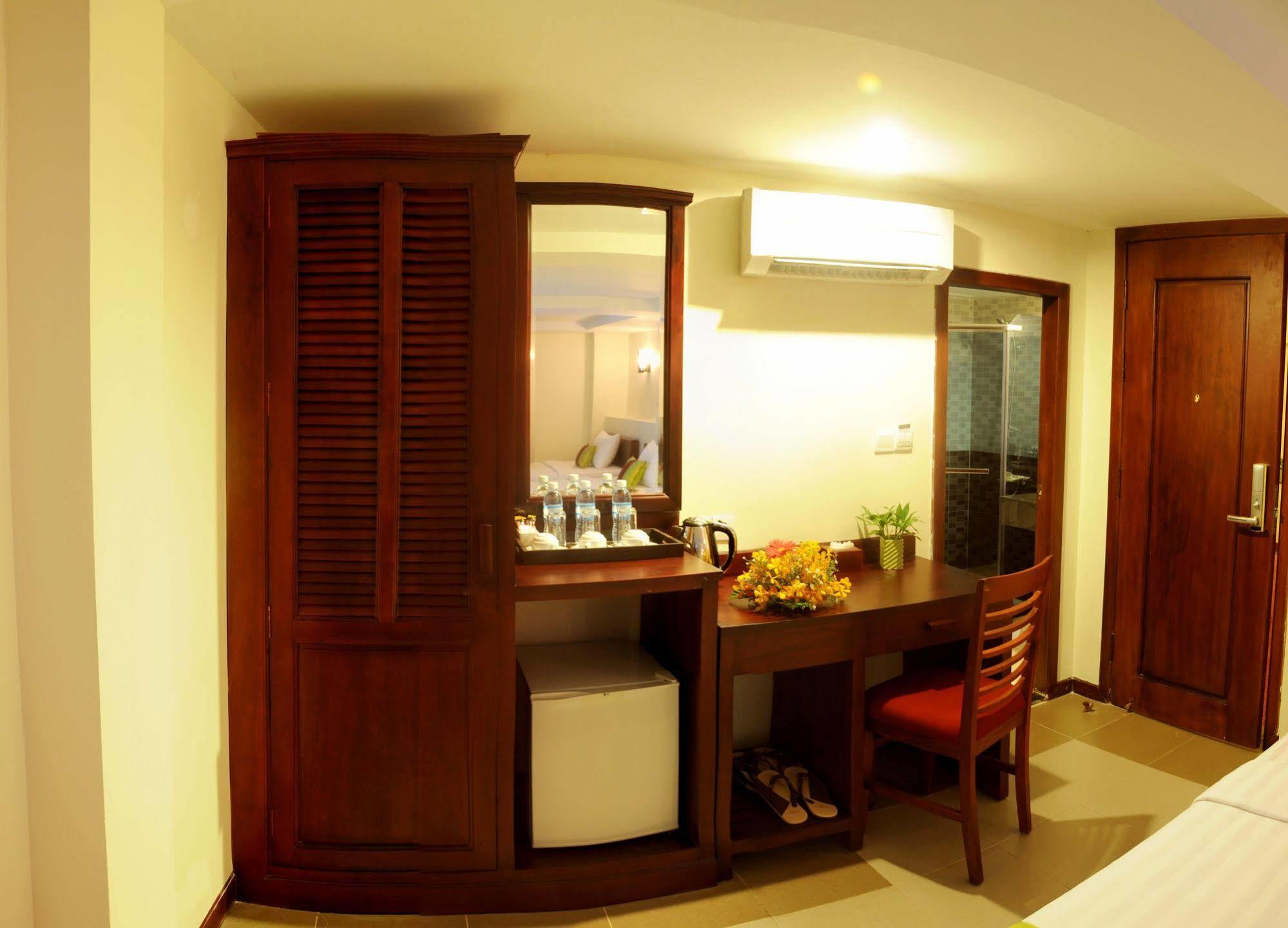 V N E Hotel Phnom Penh Exteriör bild